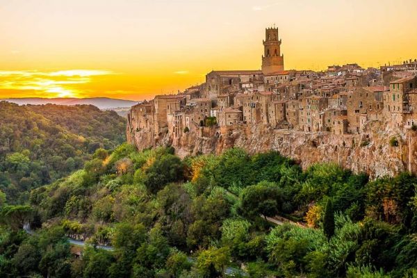 La aldea de Pitigliano y le Vie Cave