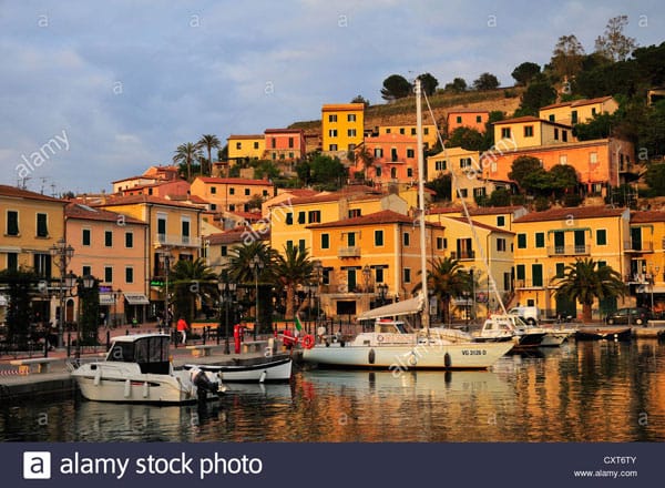 el puerto y el casco antiguo de porto azzurro isla de elba toscana italia europa