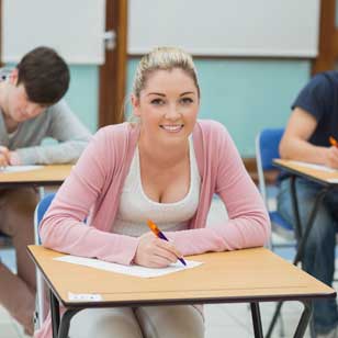 Estudiante haciendo el examen CILS Estudiante haciendo el examen CILS